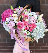 Цветочная композиция из Розы, Хризантемы, Пионы и Лизиантусы в корзине в Пришибе