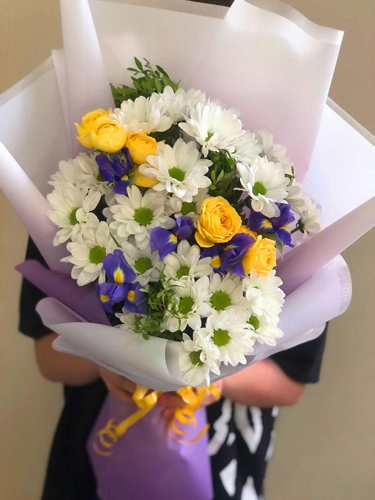Букет цветов из: Ирисы, Хризантемы и Розы в Пришибе
