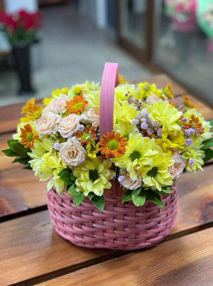 Цветочная композиция из Хризантемы и Розы в корзине в Пришибе
