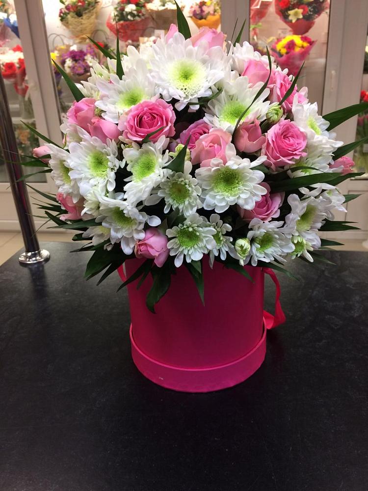 Цветочная композиция из Розы и Хризантемы в шляпной коробке в Пришибе