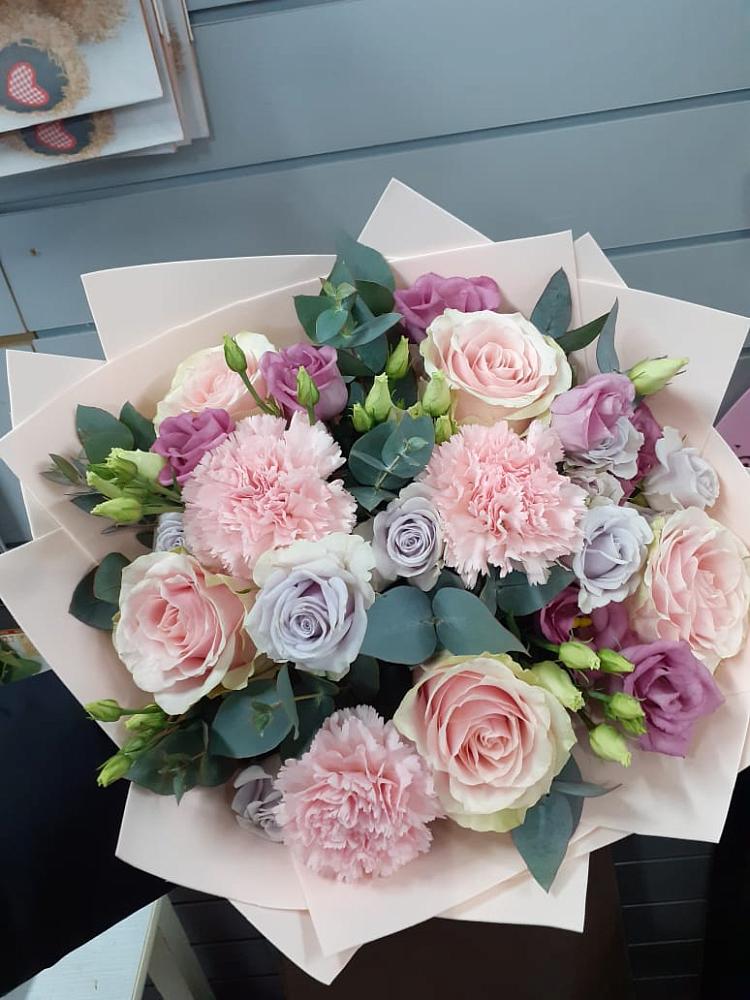 Букет цветов из: Розы, Гвоздики и Лизиантусы в Пришибе